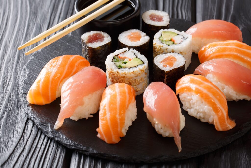 Main Tenant Une Baguette Japonaise Pour La Nourriture Sushi Maki